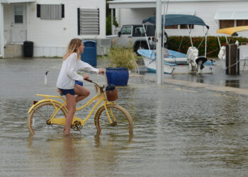 These photos show what happens when high surf hits during king tides