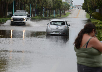 These photos show what happens when high surf hits during king tides