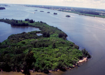 An aerial view of the Indian River Lagoon. (U.S. Fish and Wildlife Service, Public domain, via Wikimedia Commons)