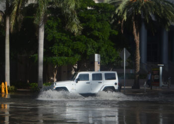 Flooding in downtown Miami during king tide. (B137, CC0, via Wikimedia Commons)