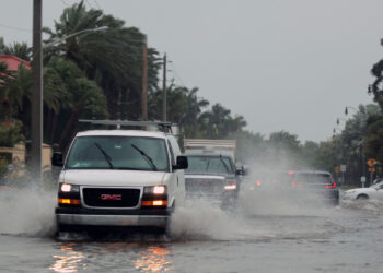 Cars pass through a flooded road during Hurricane Nicole in Palm Beach in 2022. (iStockphoto image)