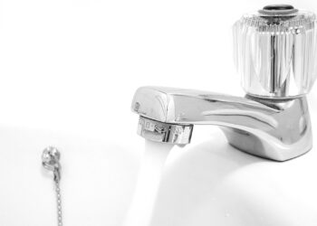 Water flows from a faucet into a sink. (Matthew Bowden, www.digitallyrefreshing.com, via Wikimedia Commons)