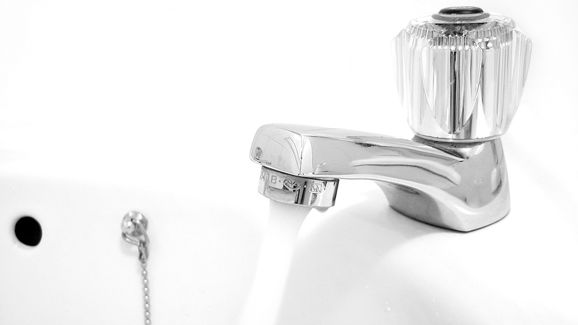 Water flows from a faucet into a sink. (Matthew Bowden, www.digitallyrefreshing.com, via Wikimedia Commons)