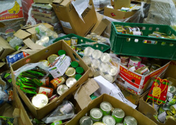 Cardboard boxes full of food in a grocery store. (iStockphoto image)