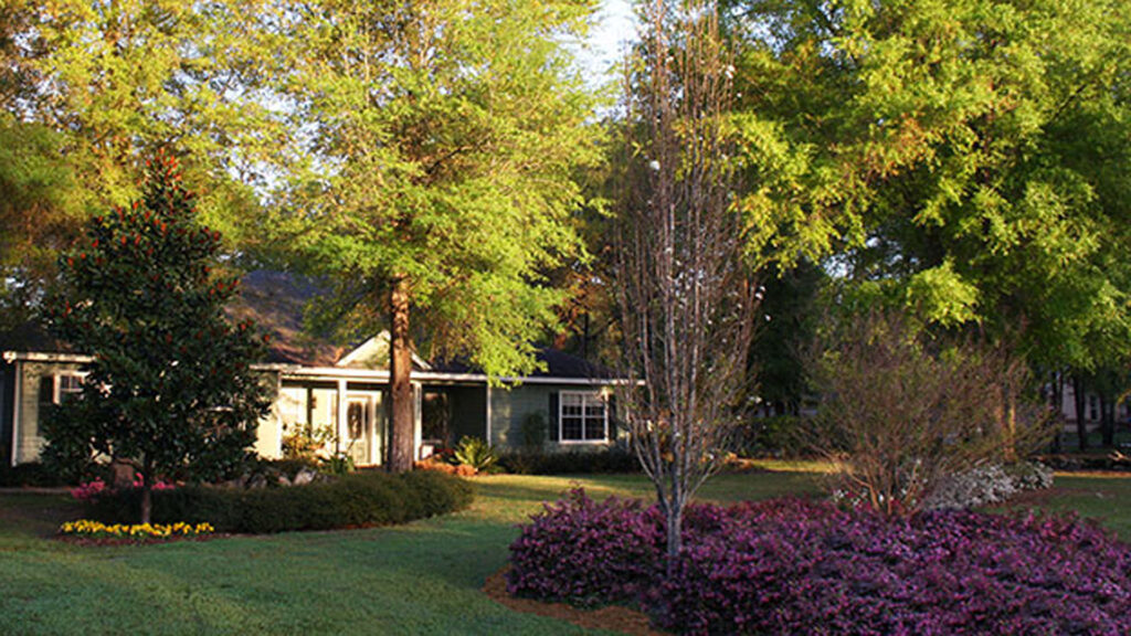 To reduce water and chemical use in this landscape, the owner followed the Florida-Friendly Landscaping principles, which include using plants suited to Florida’s sandy soils, grouping plants by water needs, and limiting the use of turfgrass. (U.S. EPA, USEPA Environmental-Protection-Agency, Public domain, via Wikimedia Commons)