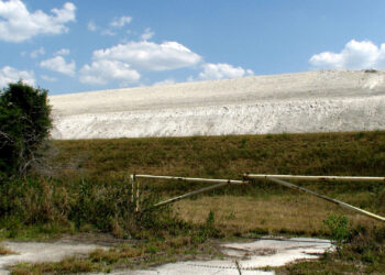 A phosphogypsum stack located near Fort Meade. These stacks contain the waste byproducts of the phosphate fertilizer industry. (Via Wikimedia Commons)