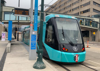 The KC Streetcar is a free two-mile route running along Main Street in downtown Kansas City, Mo. The city also offers free bus rides, but infrequent service is a concern. (CarmenEsparzaAmoux, CC BY-SA 4.0, via Wikimedia Commons)