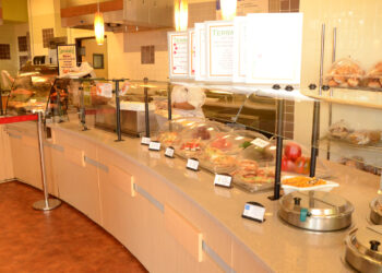 An all-vegetarian cafeteria at Purchase College (Kelly Campbell, Sandy Dylak, Roberto DeOliveira, Steven Ferry, David Grimaldi, Imani Humphries, Kristi McKee, Jared Pereira, Zoe Markwalter, CC BY-SA 3.0, via Wikimedia Commons)