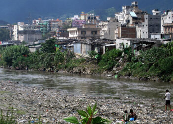 Pollution in the Bagmati River (Sabinanepal, CC BY-SA 4.0, via Wikimedia Commons)