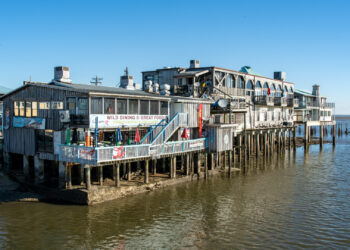 Businesses along the Gulf of Mexico in Cedar Key (iStock image)