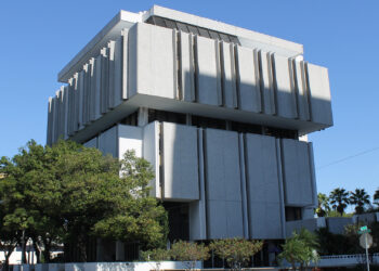 Fort Lauderdale City Hall in 2014 (Phillip Pessar, CC BY 2.0, via Wikimedia Commons