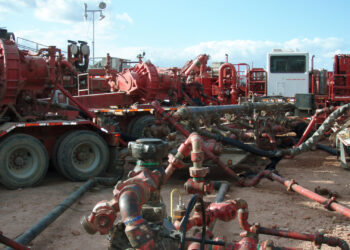 Fracking the Bakken Formation in North Dakota (Joshua Doubek, CC BY-SA 3.0, via Wikimedia Commons)