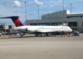 A Delta flight at Southwest Florida International Airport (redlegsfan21 CC BY-SA 2.0,, via Wikimedia Commons)