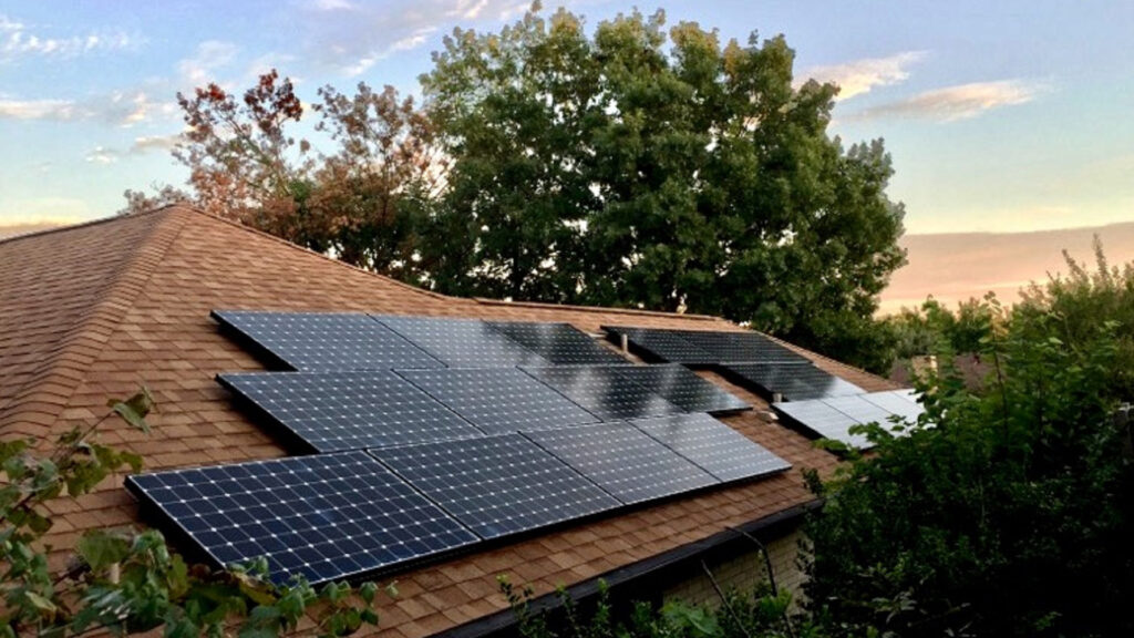 Solar panels on a home (Jeff Martin/U.S. Department of Energy, via Wikimedia Commons)