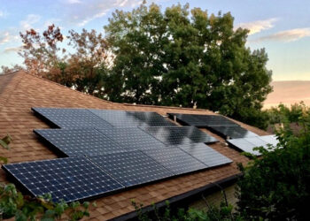 Solar panels on a home (Jeff Martin/U.S. Department of Energy, via Wikimedia Commons)