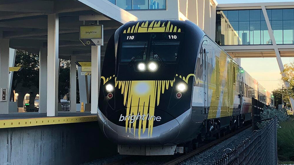 A Brightline train at a Fort Lauderdale station (Patrickhamiltonbrightline, CC BY-SA 4.0, via Wikimedia Commons)