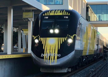 A Brightline train at a Fort Lauderdale station (Patrickhamiltonbrightline, CC BY-SA 4.0, via Wikimedia Commons)