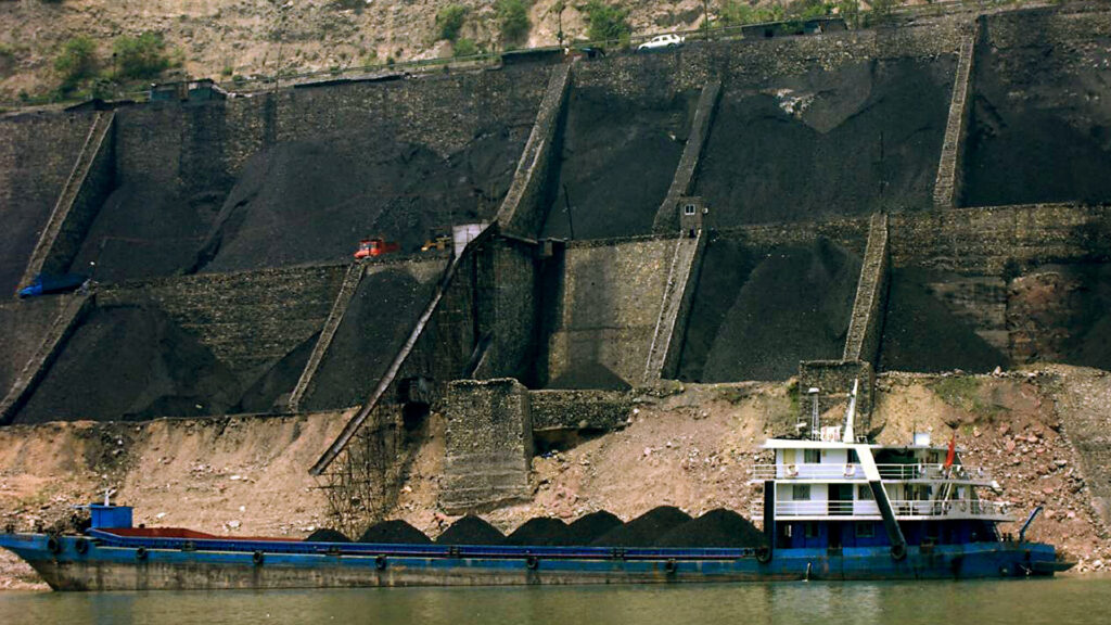 A coal shipment underway in China (Rob Loftisretouched by Dave606 at en.wikipedia, CC BY 3.0, via Wikimedia Commons)