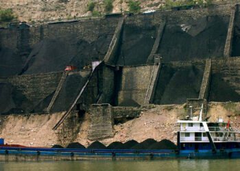 A coal shipment underway in China (Rob Loftis retouched by Dave606 at en.wikipedia, CC BY 3.0, via Wikimedia Commons)