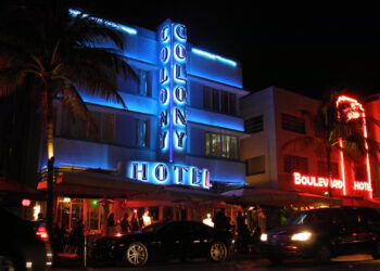 The Colony Hotel, one of the Art Deco buildings in Miami Beach (Marcus, CC BY-SA 2.0, via Wikimedia Commons)
