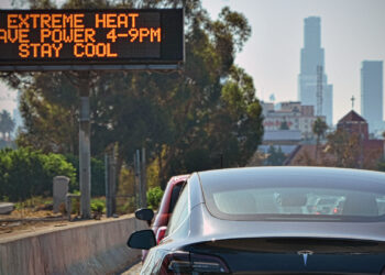 A sign warns of extreme heat and the need to save power in Los Angeles. (Chris Yarzab, CC BY 2.0, via Wikimedia Commons)