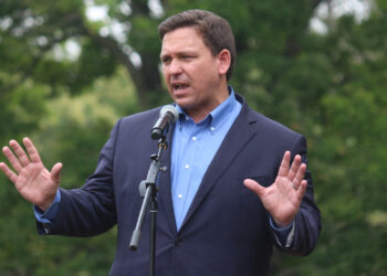 Florida Gov. Ron DeSantis (Matt Johnson/Right Cheer, United States, CC BY 2.0, via Wikimedia Commons)