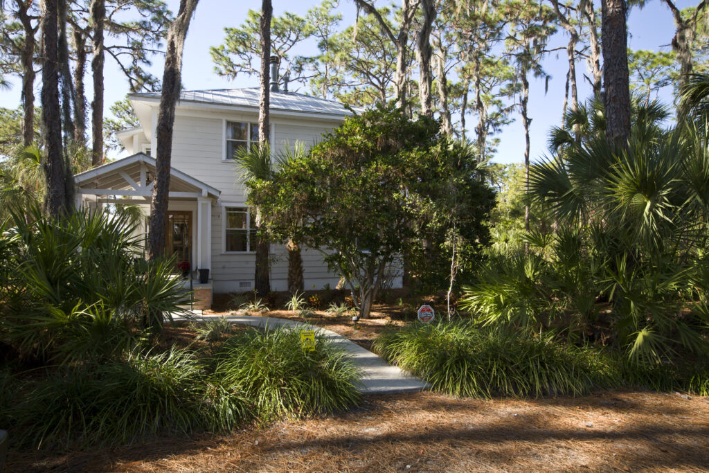 A Florida home with trees in front (UF/IFAS photo: Tyler Jones)