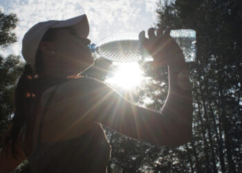 A woman drinking water (Emilian Robert Vicol, CC BY 2.0)