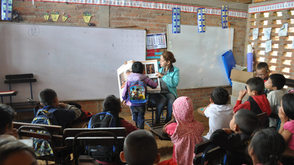 A Project Alianza educator leads an accelerated reading program for local students. Project Alianza works in rural agricultural communities particularly vulnerable to climate change. (Submitted photo)