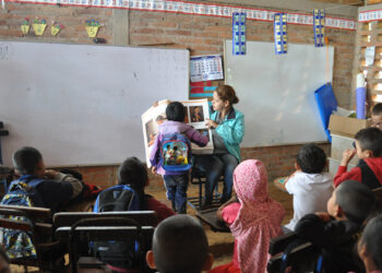 A Project Alianza educator leads an accelerated reading program for local students. Project Alianza works in rural agricultural communities particularly vulnerable to climate change. (Submitted photo)