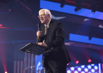 Dennis Prager speaking with attendees at the 2022 AmericaFest at the Phoenix Convention Center in Phoenix. (Gage Skidmore, CC BY-SA 2.0, via Wikimedia Commons)