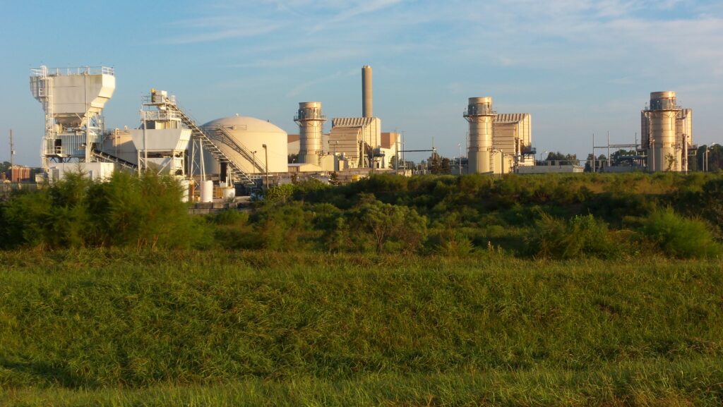 A gas-fired power plant in Florida (Daniel Oines, CC BY 2.0, via Wikimedia Commons)