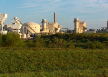 A gas-fired power plant in Florida (Daniel Oines, CC BY 2.0, via Wikimedia Commons)