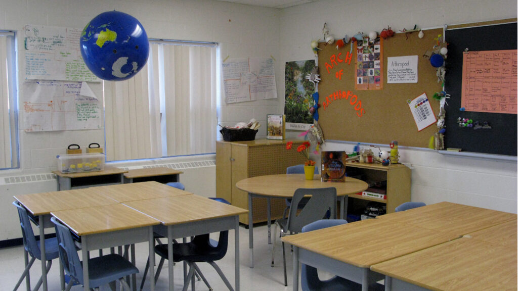 A science classroom (ChinaFlag, Public domain, via Wikimedia Commons)