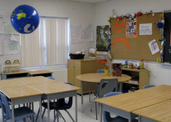 A science classroom (ChinaFlag, Public domain, via Wikimedia Commons)