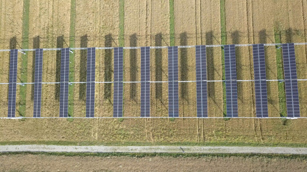 A pilot project in agrivoltaics, the dual use of land for farming and solar production. (Tobi Kellner, CC BY-SA 4.0, via Wikimedia Commons)