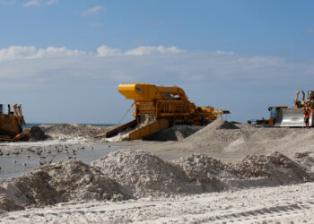 A contractor for the U.S. Army Corps of Engineers begins an extensive beach renourishment project on Anna Maria Island. (Carol (Carol VanHook, CC BY-SA 2.0, via flickr)