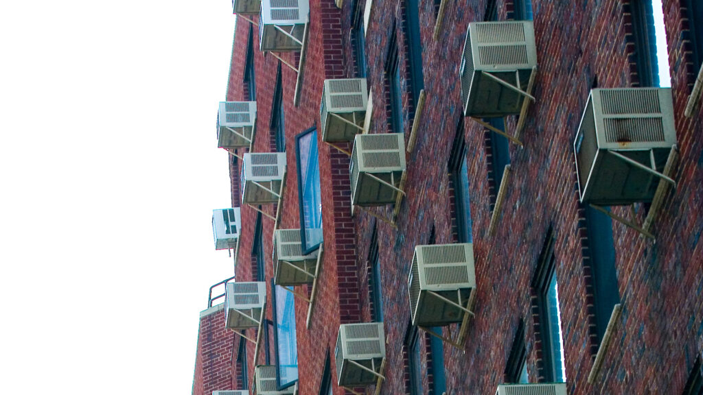 Air conditioning units on an apartment building (Jason Kuffer, CC BY-SA 2.0, via Wikimedia Commons)