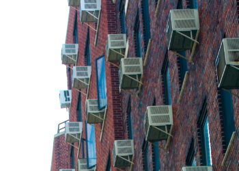 Air conditioning units on an apartment building (Jason Kuffer, CC BY-SA 2.0, via Wikimedia Commons)
