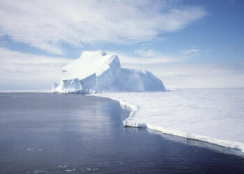 Part of the Antarctic ice sheet. (Ben Holt/NASA, Public domain, via Wikimedia Commons)