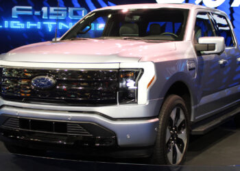 A Ford F-150 Lightning electric truck (Kevauto, CC BY-SA 4.0, via Wikimedia Commons)