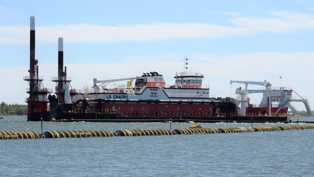 The U.S. Army Corps of Engineers constructs an underwater sill to stop saltwater intrusion in the lower Mississippi River (Team New Orleans, U.S. Army Corps of Engineers, Public domain, via Wikimedia Commons)