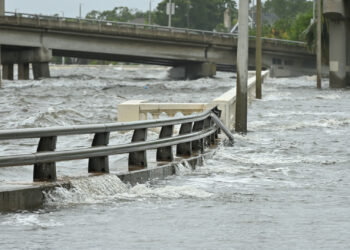 Storm surge from Hurricane Idalia flooding Bayshore Boulevard near downtown Tampa. (Andrew Heneen, CC BY 4.0, via Wikimedia Commons)