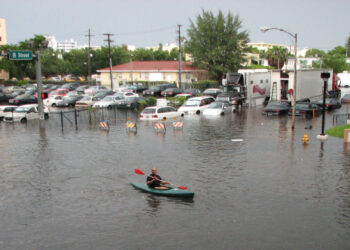 A kayak in the flooded streets of Miami Beach (Maxstrz on Flickr, CC BY 2.0, via Wikimedia Commons)