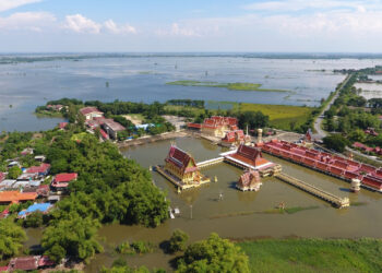 Flooding near Ayutthaya in Thailand, where ecosystem-based adaptation strategies are becoming more popular to mitigate flood and drought risk. (Image by Chamnong Thammasorn, CC BY-NC 2.0, via Flickr)