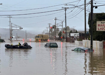 California National Guard Soldiers support local first responders in rescue operations due to flooding in Monterey County, California, on March 11, 2023. (1-184 Infantry Regiment, California National Guard, Public domain, via Wikimedia Commons)