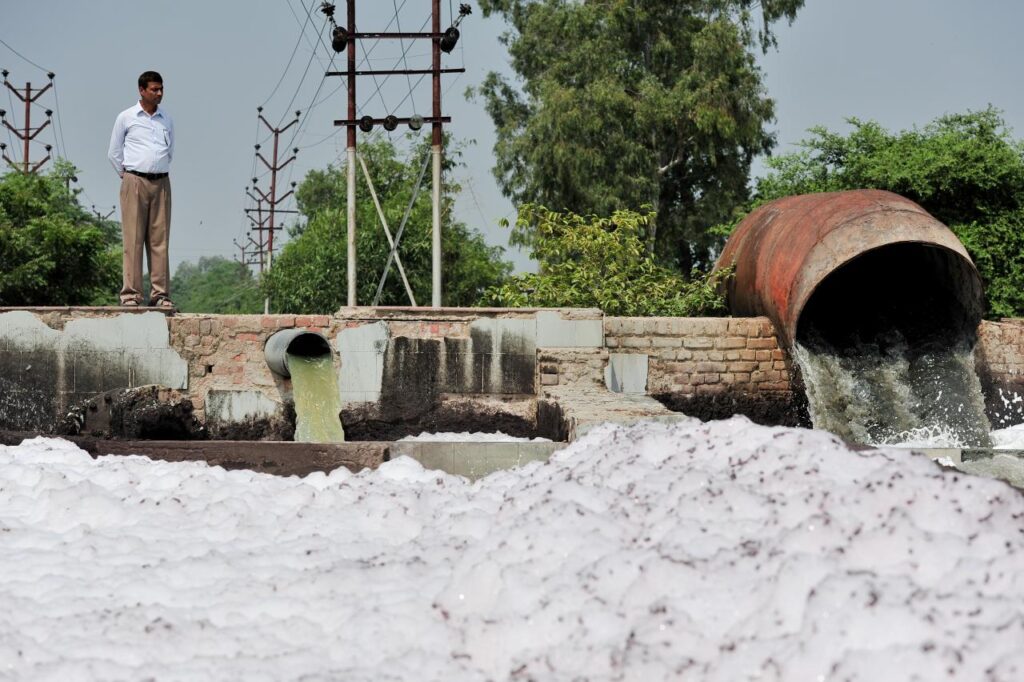 Wastewater is pumped into irrigation channels in Kanpur, India. At the global level, large volumes of wastewater are released into rivers and coastal areas untreated, contributing to nitrogen pollution and the emission of other pollutants. Expanding wastewater treatment is part of the solution to avoid worsening clean water scarcity, according to the study authors. (Image by Neil Palmer/IWMI via Flickr, CC BY-NC-ND 2.0).