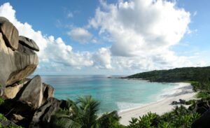 A beach on the island of La Digue, Seychelles (Tobias Alt, Tobi 87, CC BY-SA 4.0, via Wikimedia Commons)
