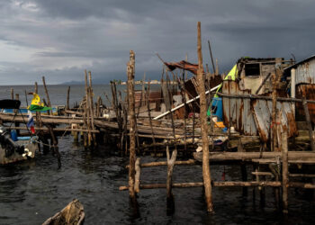 Guna homes on the coastline of Gardi Sugdub Island. (Image courtesy of Human Rights Watch)