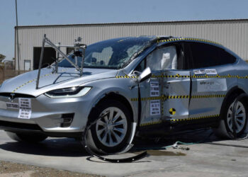 Side pole impact crash test of a 2017 Tesla Model X (Karco Engineering, NHTSA, Public domain, via Wikimedia Commons)